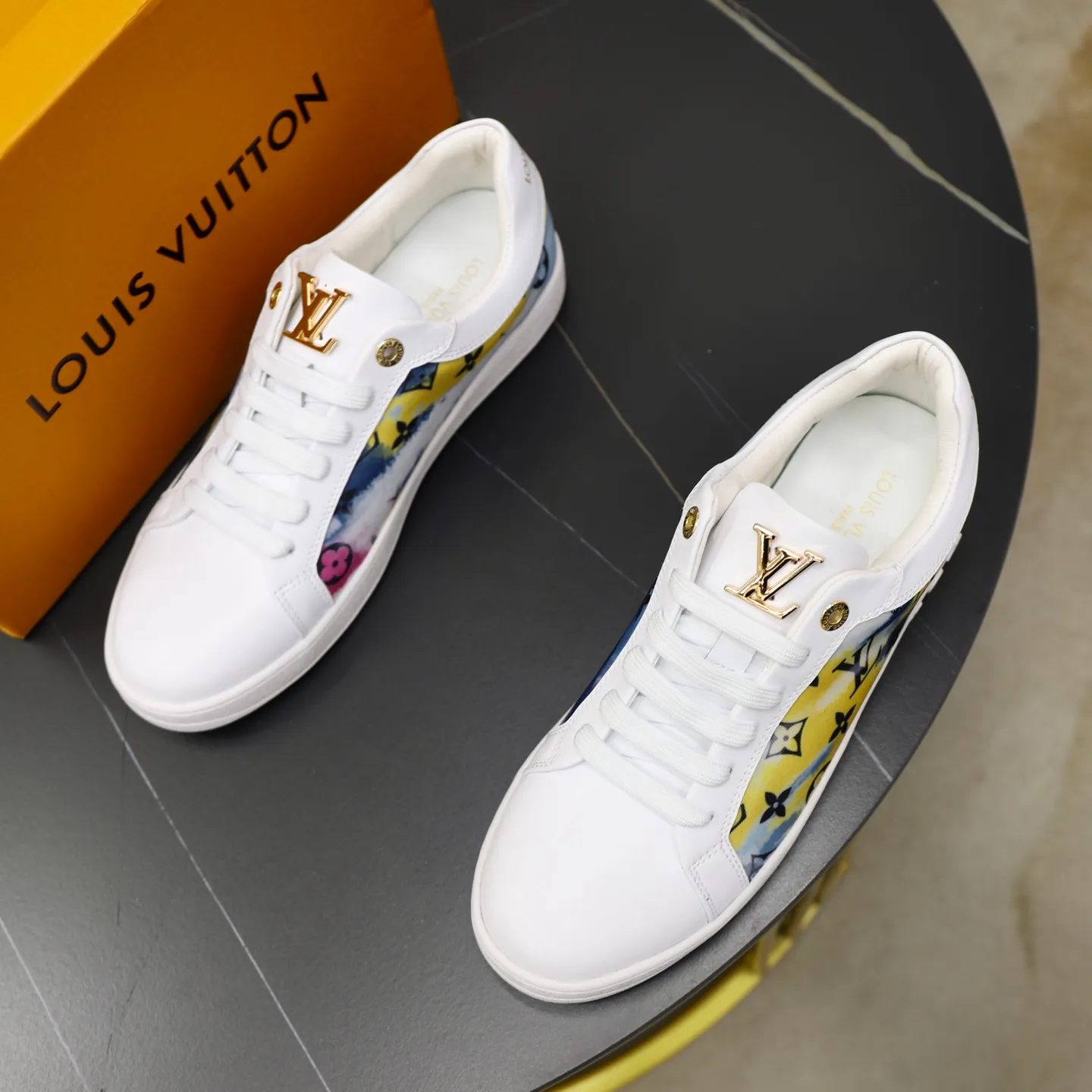 Ex-factory price: 400💰🙅‍♂️🙅‍♂️🙅‍♂️ Brand: LV Louis Vuitton Standard code: 38-44 (45 customized) Grade: Same as the official website Material: Original material splicing Comfortable and breathable lining Lightweight and wear-resistant sports outsole Style category: Men's fashionable casual shoes Running sneakers Distinguished luxury brand elements Top luxury Color: actual picture color